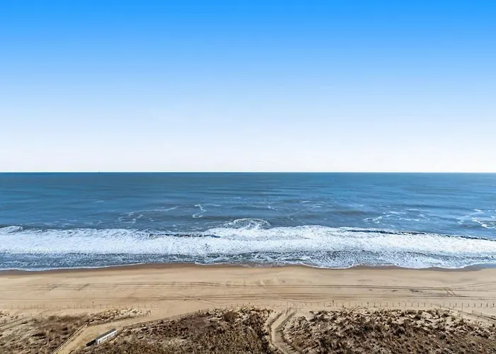 Incredible & Affordable With Beachfront Location Pools & Gym Holiday home